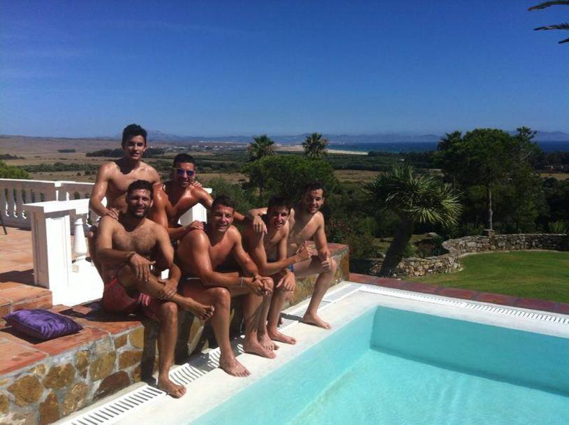 Per Marc Marquez una bella giornata in piscina con amici (Marc  il primo a sinistra in piedi)